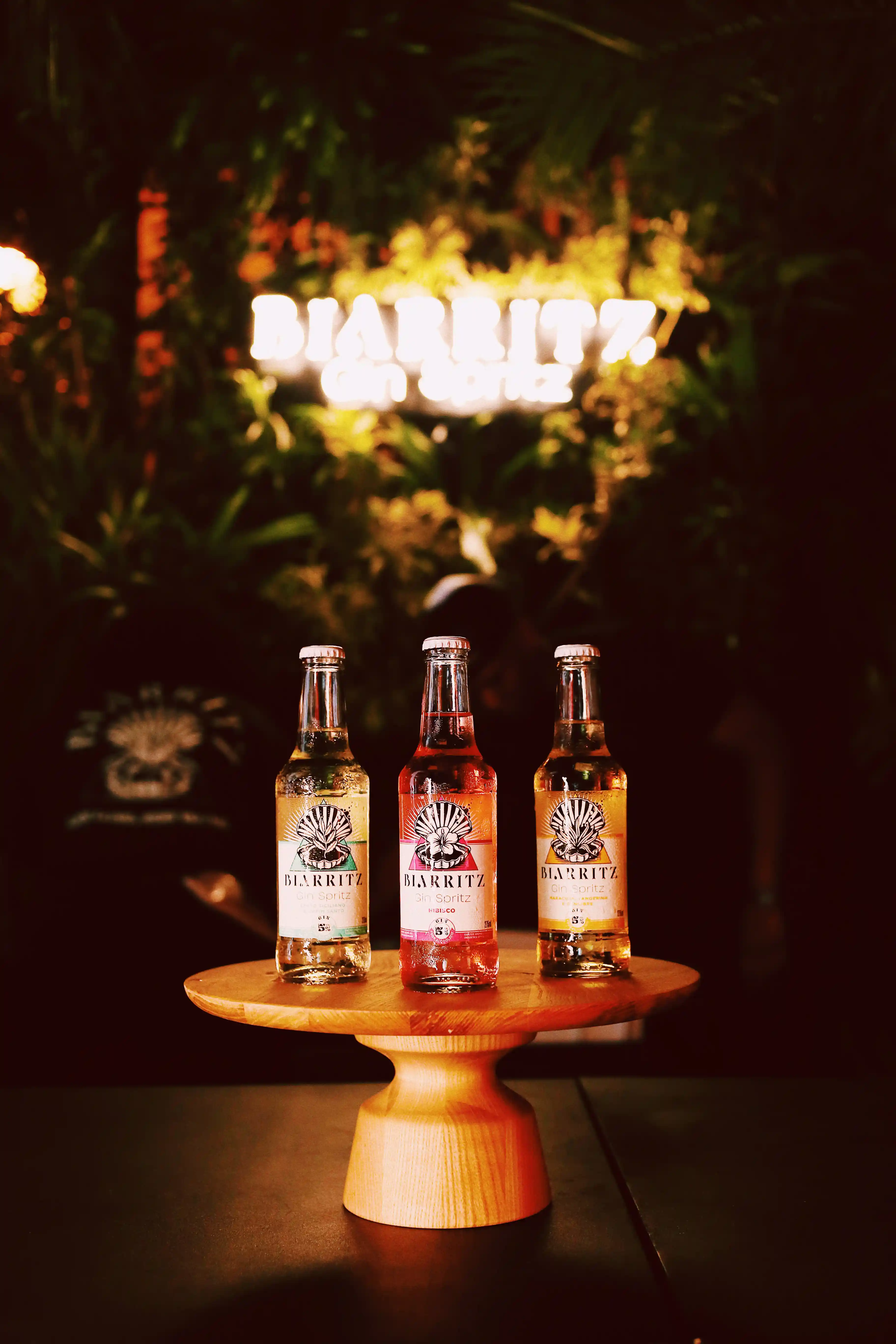 Três garrafas de Biarritz Gin Spritz sobre uma mesa